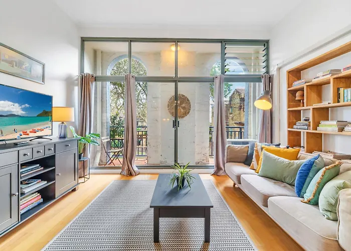 Tranquil 2-Bed Retreat With Parking In Surry Hills