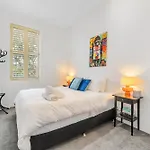 Tranquil 2-Bed Retreat With Parking In Surry Hills